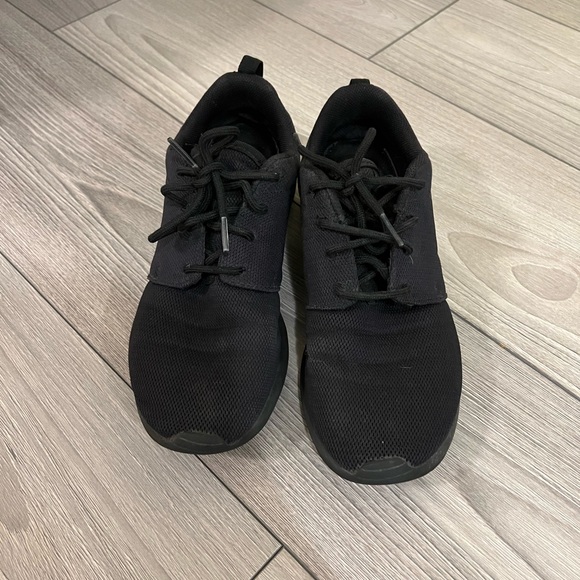 Black Nike running shoes - size 9 women’s - Picture 3 of 5